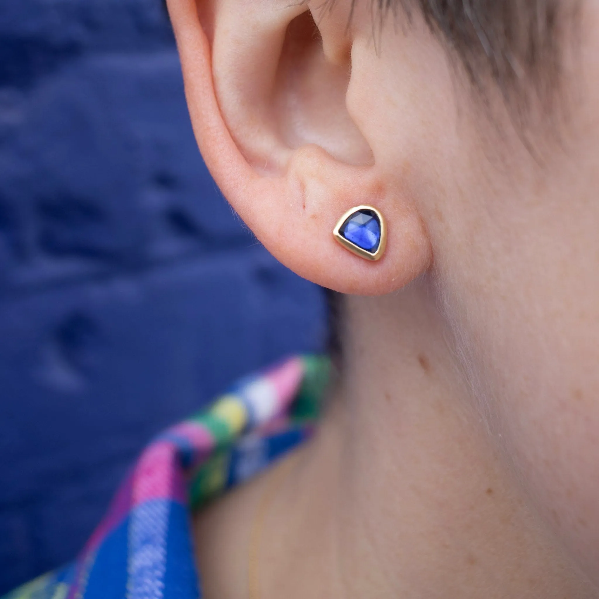 18K Smooth Freeform Studs in Dark Blue Sapphire